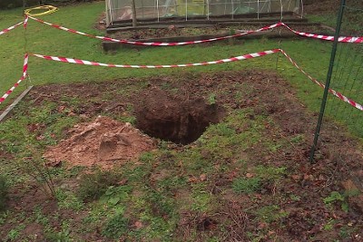 TÉMOIGNAGE. "Le risque, c'est que ça s'effondre" : ils découvrent un trou de huit mètres de profondeur en plein milieu de leur jardin