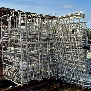 Des voussoirs sur culées avec une cage d'armatures intégralement en aciers inox, sur le nouveau pont du Larivot en Guyane
