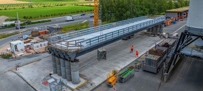 Un pont intégralement en BFUP en Suisse, 42 m de portée, préfabriqué et posé en opération coup de poing au-dessus d'une autoroute
