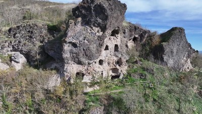 VIDÉO- A la découverte des grottes de Perrier, dans le Puy-de-Dôme  - ICI